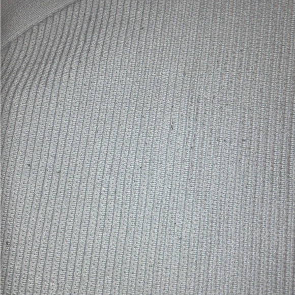 Crossed sleeve crop top - Picture 3 of 7